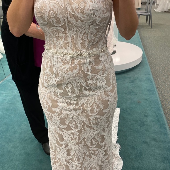 Wedding dress - Picture 10 of 12